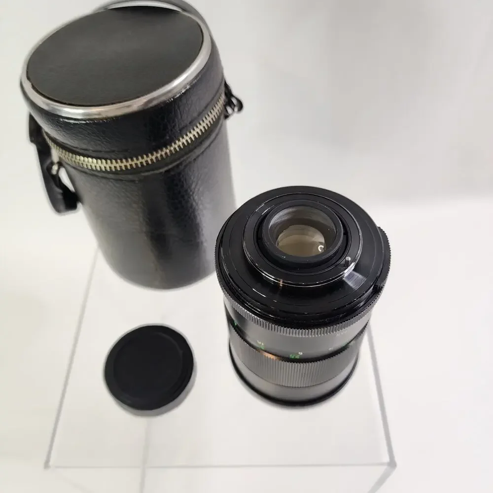 Vivitar 135mm 1/2.8 Telephoto Lens w/ Caps No. 28230016 Comes With Case
